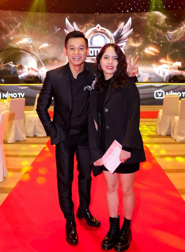 Khi lên sóng stream, Độ Mixi giản dị, gần gũi với chiếc quần đùi và áo ba lỗ. Nhưng khi “lên đồ” đi sự kiện, nam streamer lại khiến người hâm mộ trầm trồ vì phong cách ăn mặc lịch thiệp cứ ngỡ là “soái ca Hàn Quốc”.