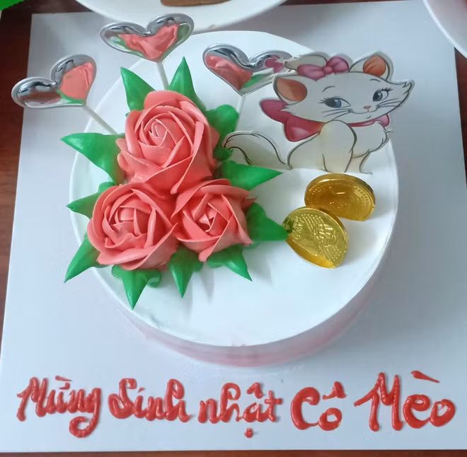 Theo đó, gia đình chủ nhà đã tổ chức một bữa tiệc linh đình cho một con mèo. Thế là không suy nghĩ nhiều, người này kết hợp cùng với anh vợ để chuẩn bị mọi thứ từ cá rán, bánh kẹo... dàng riêng cho "nàng" mèo.