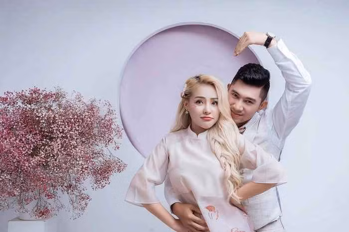 Ngân 98 từng chia sẻ về mẹ chồng tương lai: "Lúc đầu bác chưa biết Ngân chỉ biết qua mạng nên cũng có cấm cản Quang. Nhưng đến thời điểm hiện tại sau khi quen Quang thì bé Ngân ăn mặc kín đáo hơn mỗi khi đi ăn với gia đình, bé Ngân cũng biết tự kiếm tiền bằng cách bán hàng online, chịu đi học nữa. Ngân rất là ngoan, lễ phép với mẹ"