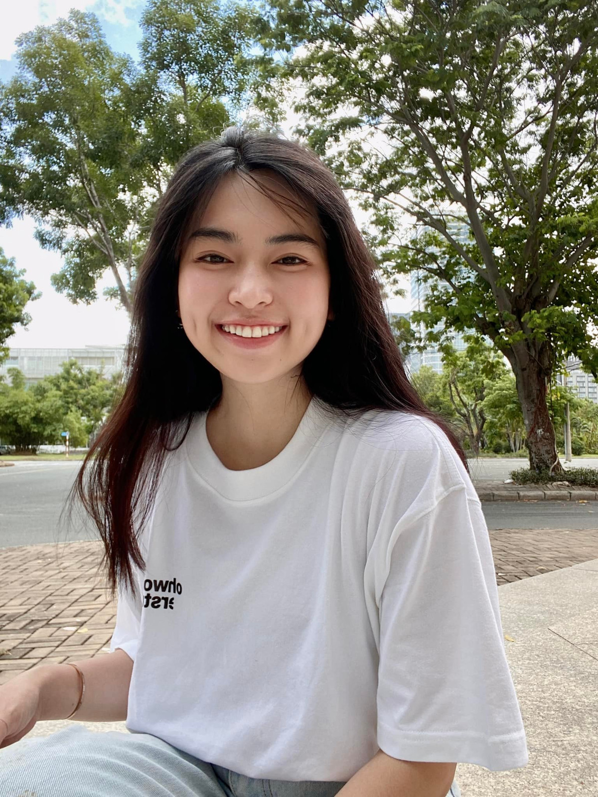 Khán giả soi kĩ thì tá hỏa phát hiện, hóa ra đây chỉ là một phân cảnh trong dự án phim mà Khánh Vân đang tham gia chứ không có chuyện bầu bì gì.