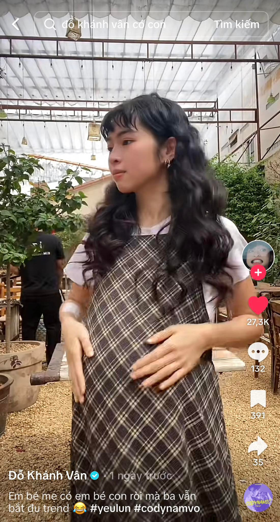 Được biết, hot girl Mắt Biếc chưa từng công khai bạn trai hay để lộ chuyện tình cảm đời tư nên khi biết thông tin này nhiều cư dân mạng lập tức thắc mắc bố đứa bé là ai.