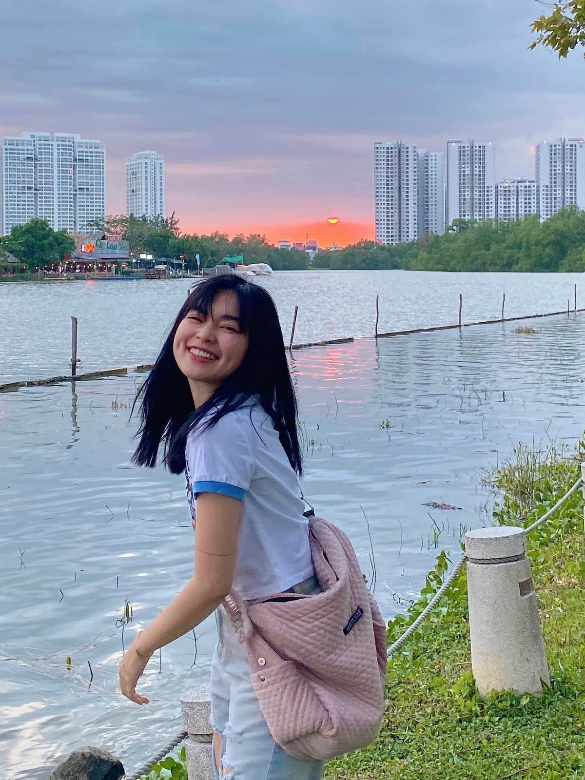 Trước nghi vấn có bầu, Khánh Vân cũng từng dính nhiều lùm xùm khác, tuy nhiên nữ diễn viên vẫn có lượng fan trung thành luôn ủng hộ hết mình.