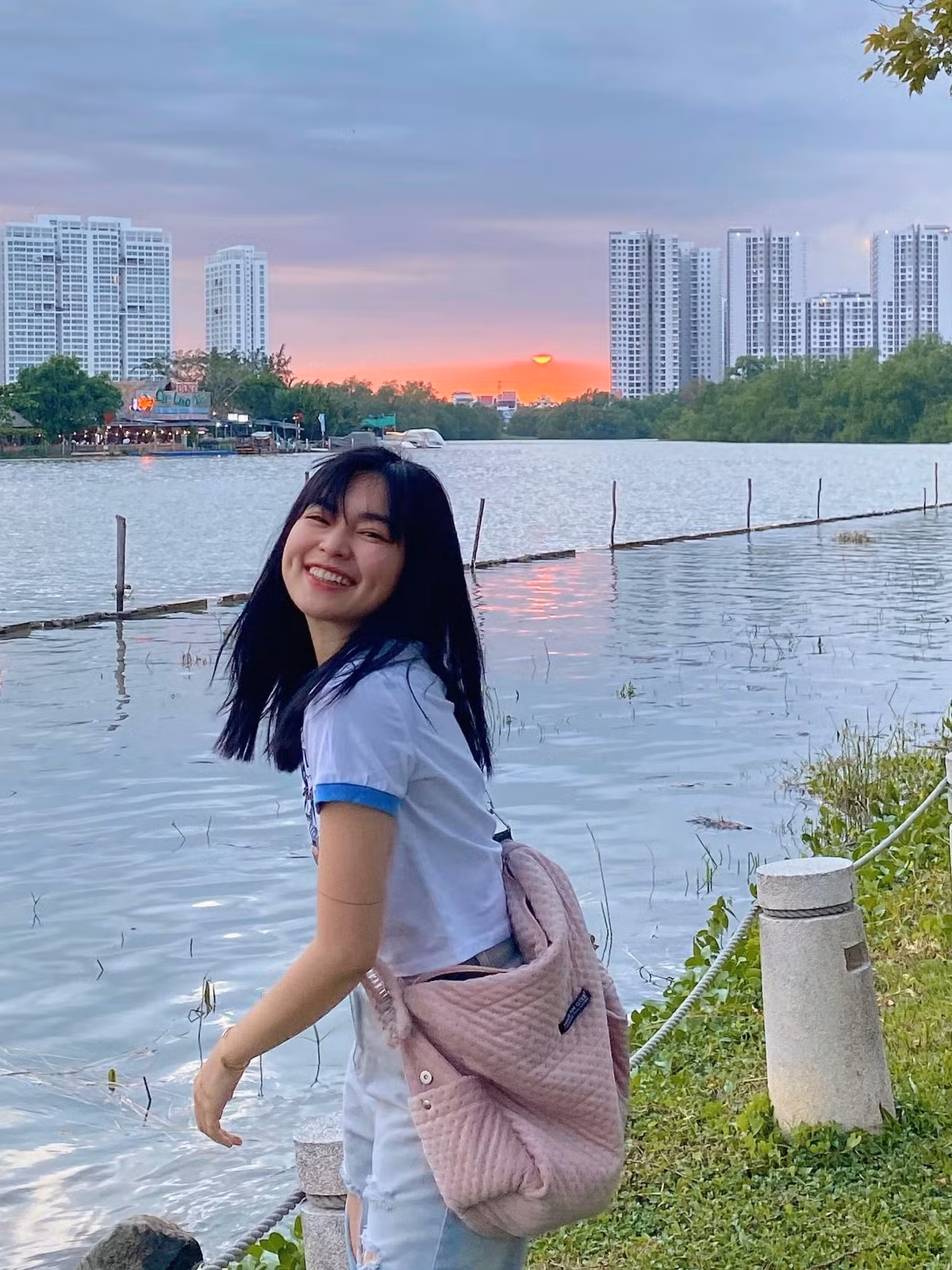 Trước nghi vấn có bầu, Khánh Vân cũng từng dính nhiều lùm xùm khác, tuy nhiên nữ diễn viên vẫn có lượng fan trung thành luôn ủng hộ hết mình.