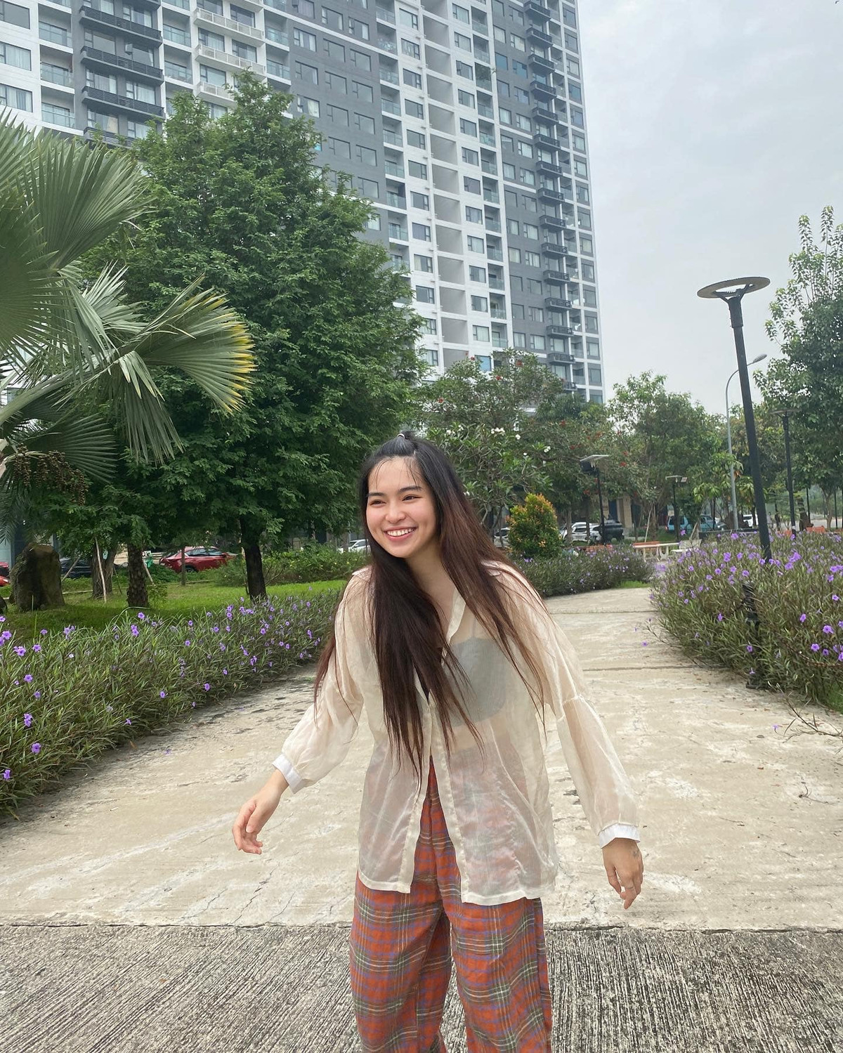 Thoát khỏi hình tượng trong sáng, Khánh Vân giờ trở nên quyến rũ đầy ấn tượng.