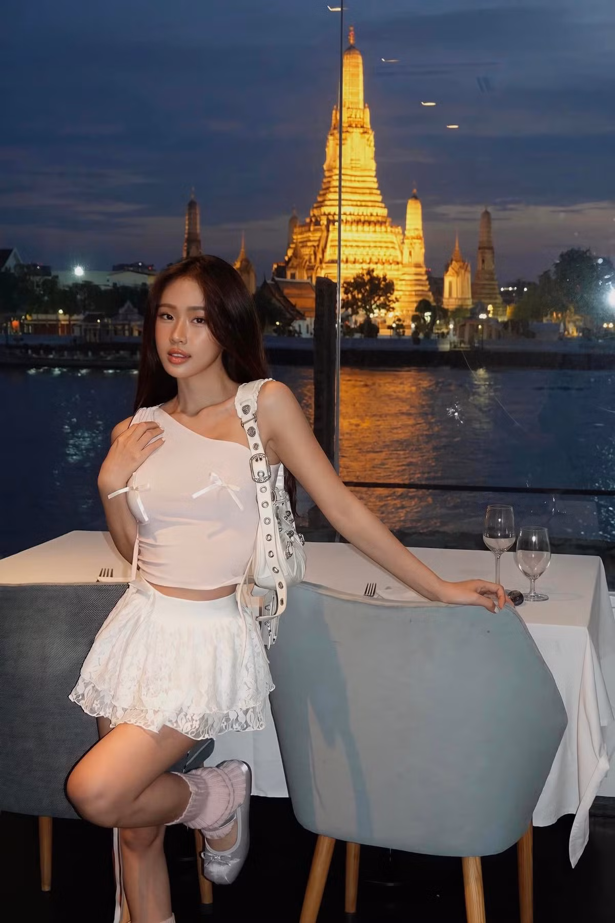 Bảo Hân được nhận xét là cô gái tài sắc vẹn toàn. Ngoài làm mẫu ảnh và KOL, cô nàng còn theo đuổi công việc kinh doanh.