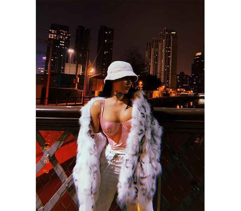 Tuy có dáng khoẻ khoắn cùng loạt hình xăm đầy cá tính nhưng nhìn vào hình ảnh của Song Yu Xin, người ta vẫn trông thấy nét dịu dàng, nữ tính, thể hiện qua gương mặt cùng mái tóc dài thướt tha.