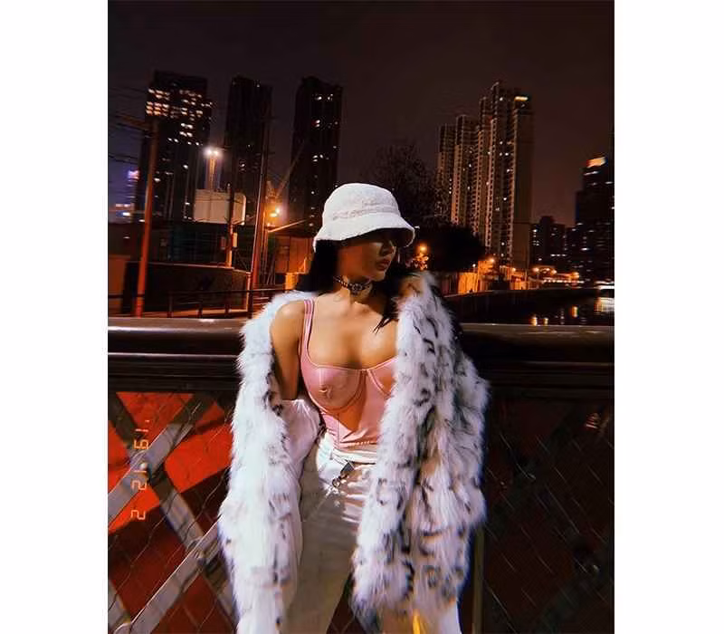 Tuy có dáng khoẻ khoắn cùng loạt hình xăm đầy cá tính nhưng nhìn vào hình ảnh của Song Yu Xin, người ta vẫn trông thấy nét dịu dàng, nữ tính, thể hiện qua gương mặt cùng mái tóc dài thướt tha.