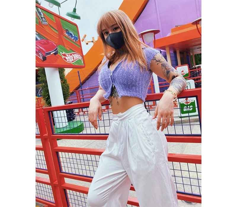 Thềm ngực căng đầy cùng cách ăn mặc đầy phóng khoáng giúp Song Yu Xin ghi điểm tuyệt đối trong mắt dân tình.