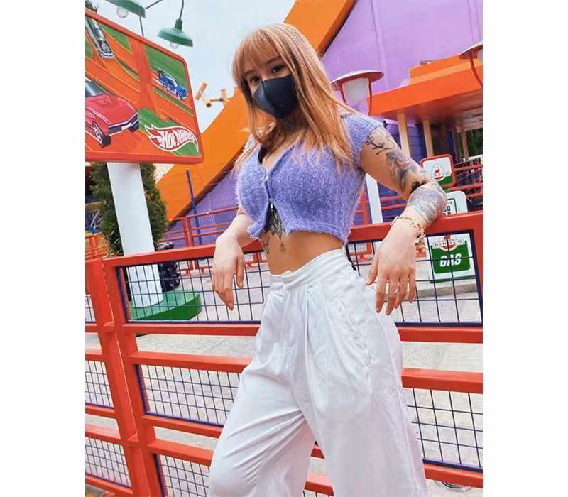 Thềm ngực căng đầy cùng cách ăn mặc đầy phóng khoáng giúp Song Yu Xin ghi điểm tuyệt đối trong mắt dân tình.