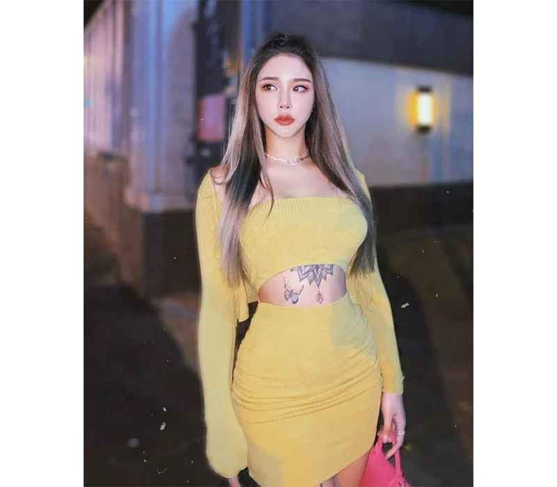 Nhờ có gương mặt xinh đẹp cùng thân hình bốc lửa, cái tên Song Yu Xin Hitomi hiện nay đang thu hút không ít sự quan tâm của công chúng đất nước tỷ dân.