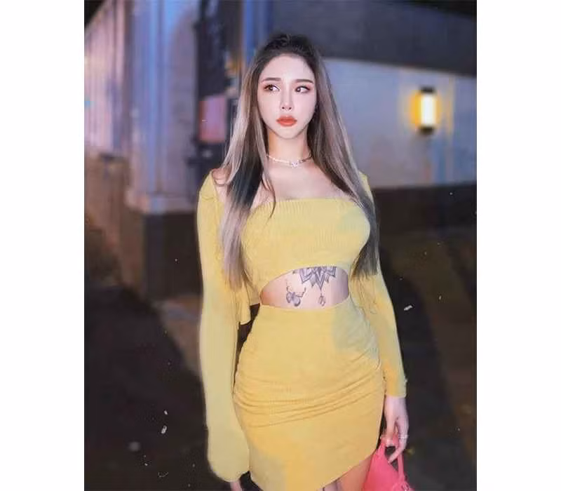 Nhờ có gương mặt xinh đẹp cùng thân hình bốc lửa, cái tên Song Yu Xin Hitomi hiện nay đang thu hút không ít sự quan tâm của công chúng đất nước tỷ dân.