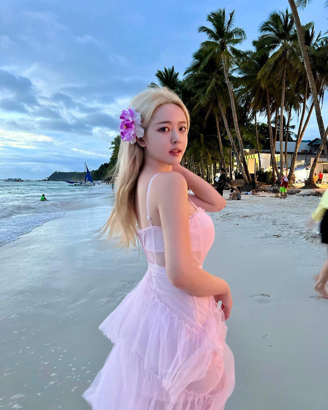 Seon Hee Eun được người hâm mộ đánh giá cao khi diện mẫu váy này đi biển, tôn tối đa body 90-60-89 (cm), song không hề phản cảm.