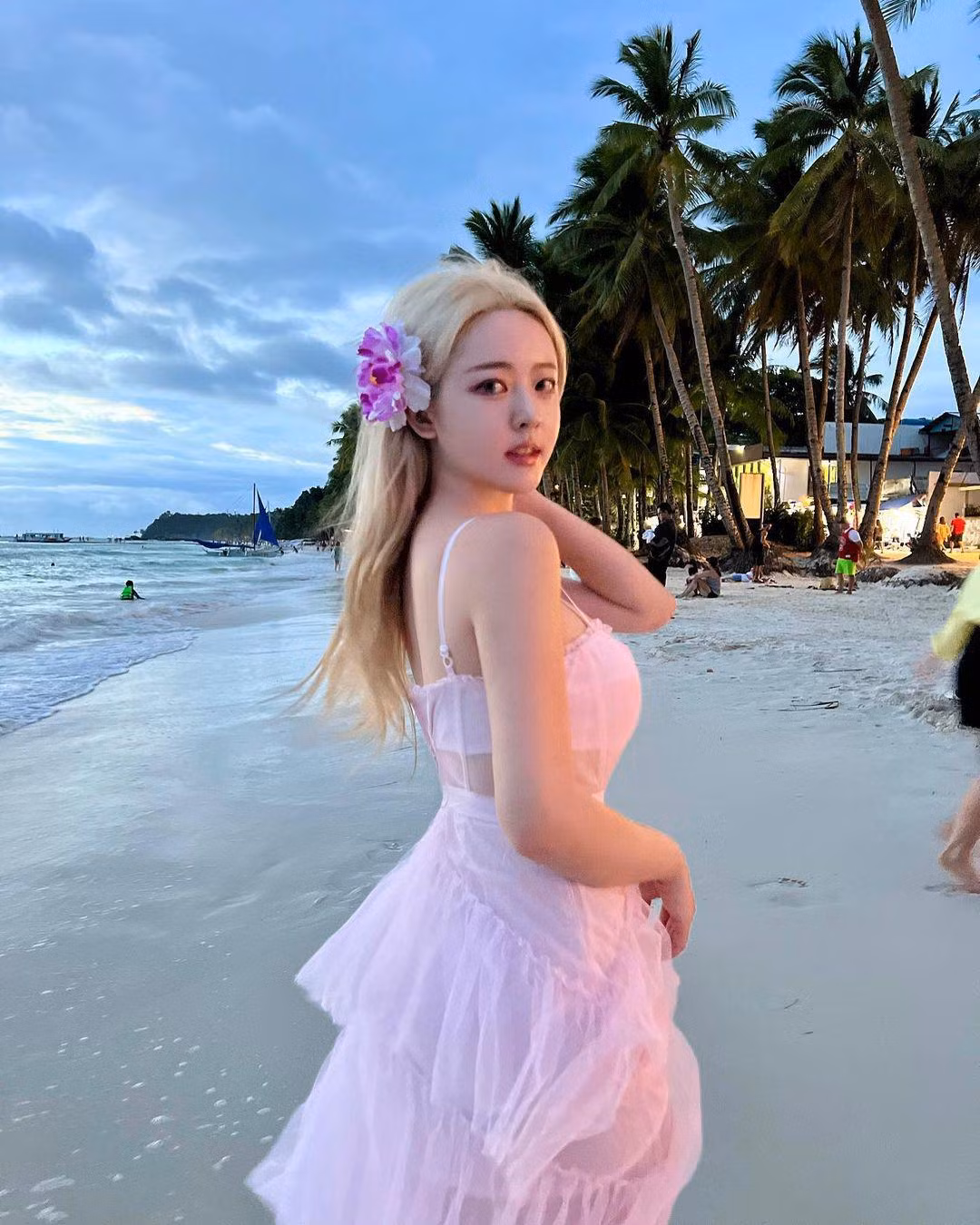 Seon Hee Eun được người hâm mộ đánh giá cao khi diện mẫu váy này đi biển, tôn tối đa body 90-60-89 (cm), song không hề phản cảm.