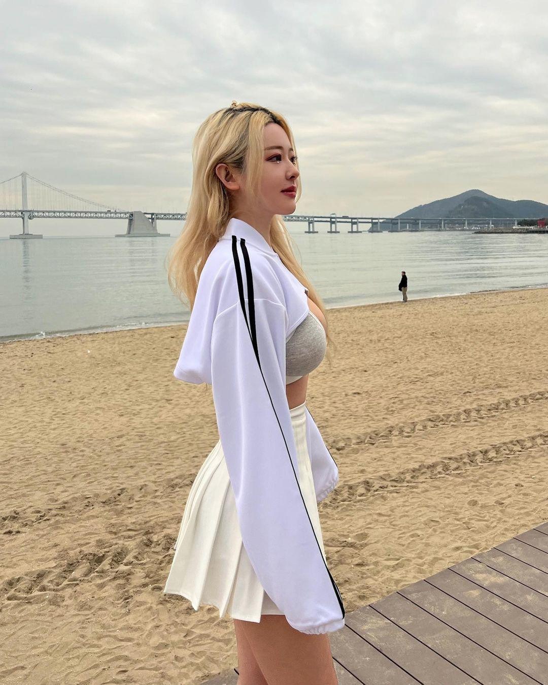 Là chủ một thương hiệu thời trang, Seon Hee Eun có gu thời trang đa dạng, bắt mắt, tôn dáng đẹp trong chừng mực. Trong đó, các mẫu đồ diện khi đi biển của hot girl này gây chú ý hơn cả.