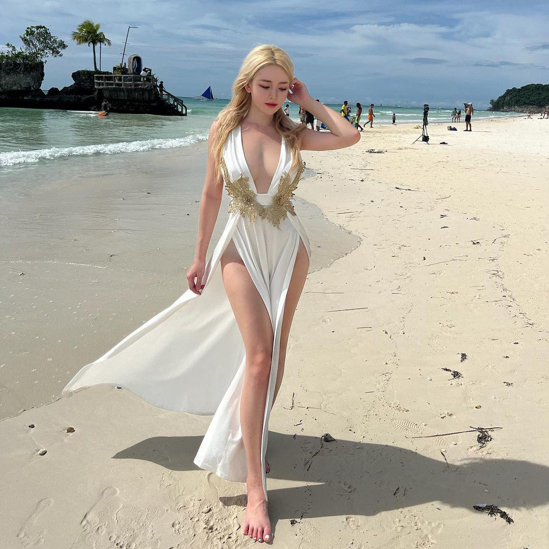 Seon Hee Eun (sinh năm 1997, tại Hàn Quốc) là người mẫu, hot girl nổi tiếng trên mạng xã hội Instagram với gần nửa triệu người theo dõi. Người đẹp cao 1m66, sở hữu số số đo 3 vòng lần lượt là 90 - 60 - 89 (cm).