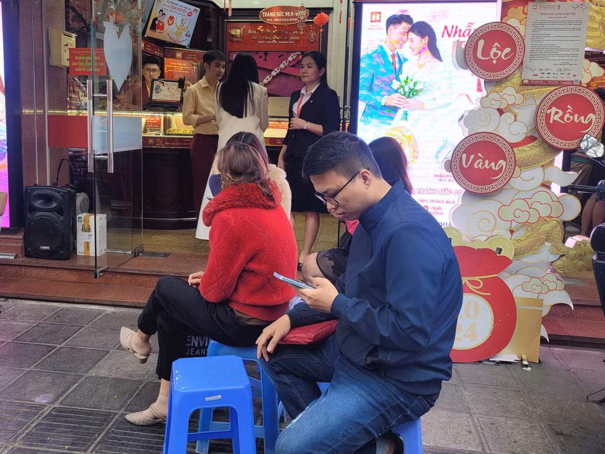 Cũng theo ông Thuyết cho biết: "Tại các cơ sở kinh doanh Bảo Tín Minh Châu, lượng khách ở các phiên mở cửa đã tăng khoảng 10 - 20% so với thời điểm cuối năm. Ngoài ra, chúng tôi cũng có nhận thức bán hàng online fanpage của Bảo Tín Minh Châu như Faceboook, Zalo để phục vụ cho khách hàng đặt hàng online".