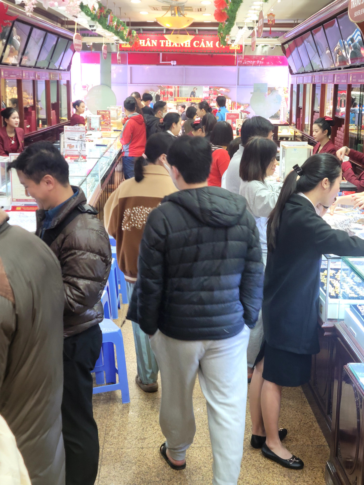 Trả lời PV, ông Nguyễn Minh Thuyết - chuyên viên phòng kinh doanh của Bảo Tín Minh Châu cho biết: "Năm nay chúng tôi chuẩn bị rất nhiều sản phẩm mới. Ngoài những sản phẩm chủ đạo như nhẫn tròn trơn thì chúng tôi đã chuẩn bị thêm trang sức vàng bằng chất liệu bằng rồng Thăng Long".