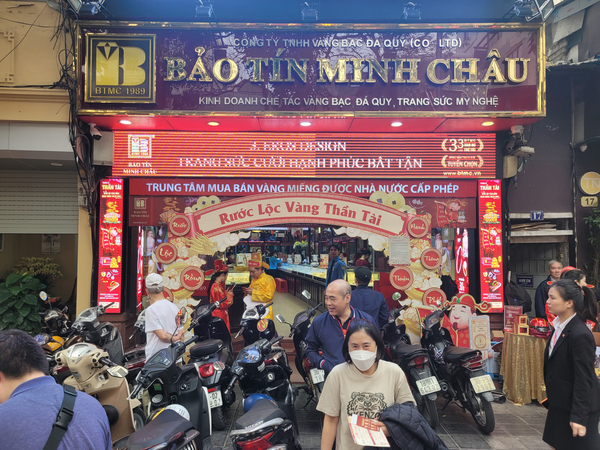 Sáng 18/2, trên phố Trần Nhân Tông (quận Hai Bà Trưng, Hà Nội), người dân xếp hàng dài chờ mua vàng tại các cửa hàng lớn. Thậm chí, dòng người còn đông hơn những ngày trước, khiến thị trường vàng ngày vía Thần Tài 2024 vô cùng tấp nập.