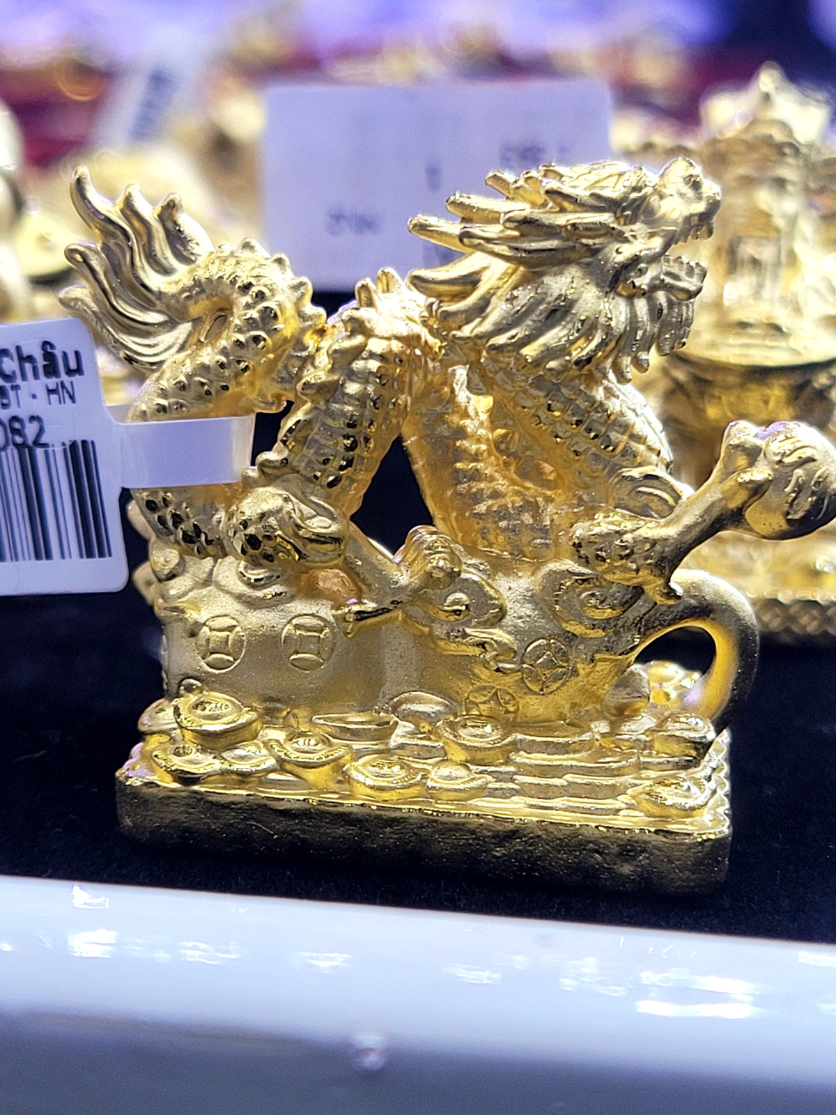 Với vai trò là khách hàng chị Như Ý (37 tuổi - Hà Nội) cho biết: "Với mục đích thì hôm nay chị đi mua vàng mua và nghêu sử dụng số tiền tiền mừng tuổi, tiền tích lũy theo 1 năm làm việc của bạn nhỏ như thế là mình mua thì cũng mong muốn con mình có một ý thức quản lý chi tiêu cũng như là biết tiết kiệm và biết quý trọng đồng tiền mình kiếm được....