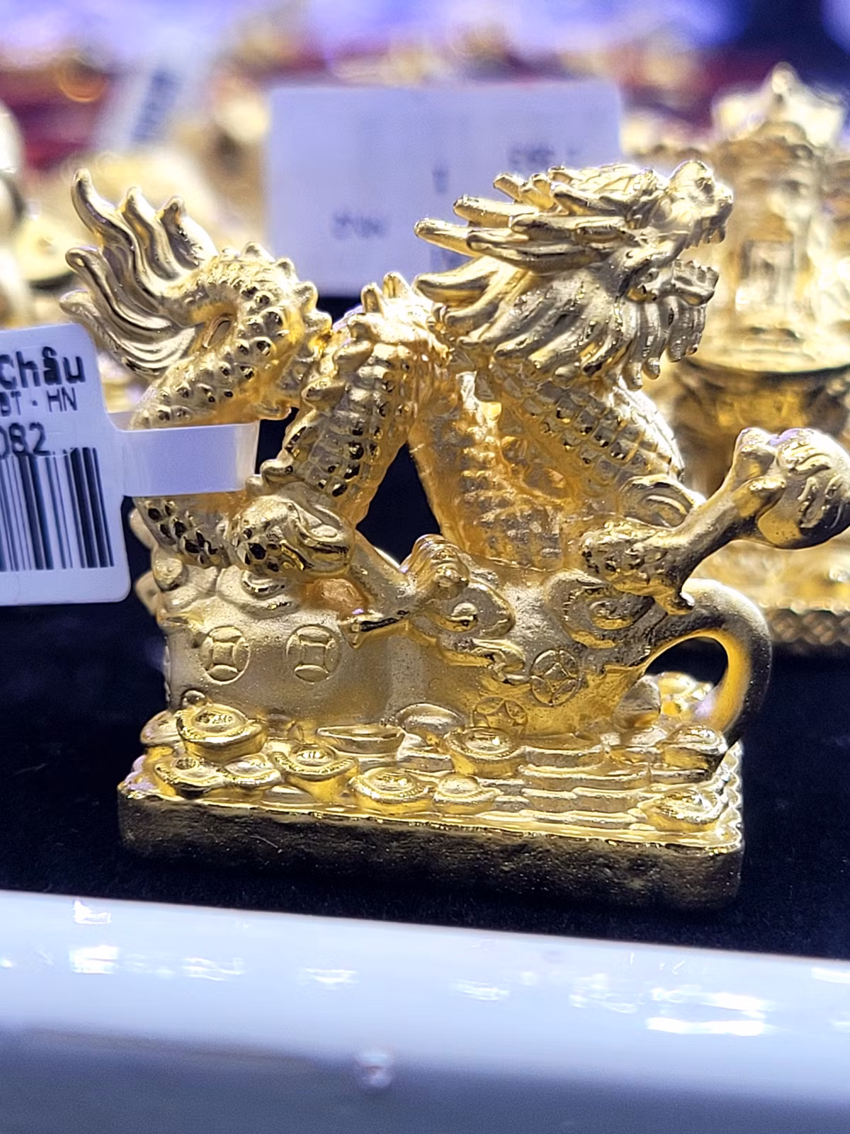 Với vai trò là khách hàng chị Như Ý (37 tuổi - Hà Nội) cho biết: "Với mục đích thì hôm nay chị đi mua vàng mua và nghêu sử dụng số tiền tiền mừng tuổi, tiền tích lũy theo 1 năm làm việc của bạn nhỏ như thế là mình mua thì cũng mong muốn con mình có một ý thức quản lý chi tiêu cũng như là biết tiết kiệm và biết quý trọng đồng tiền mình kiếm được....