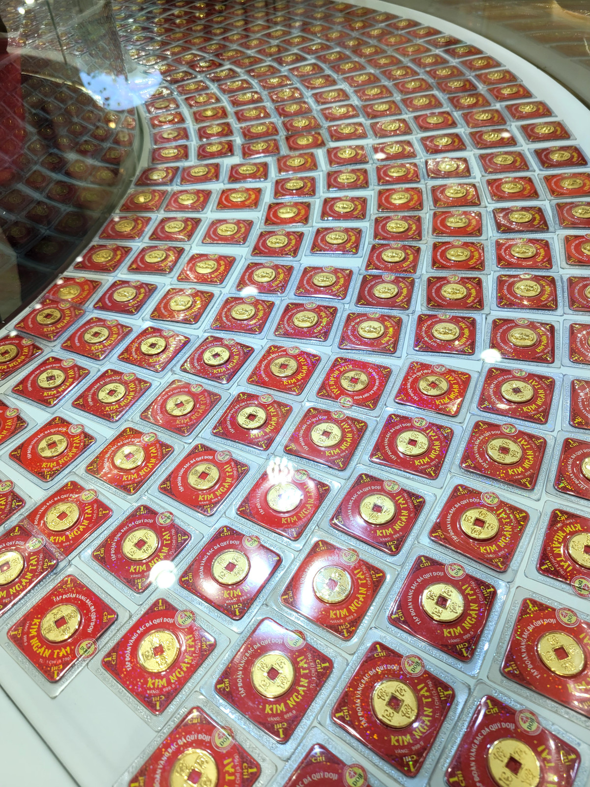 Những sản phẩm vàng của Doji khá đa dạng từ trang sức với hình thức tượng rồng vàng, thần tài hay kim tiền được bày trong các gian hàng phục vụ người mua.