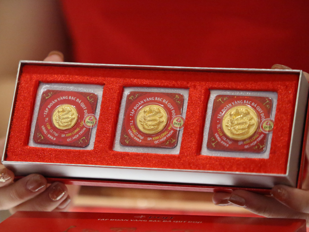 Bộ 3 sản phẩm vàng theo dạng logo rồng tại cơ sở kinh doanh vàng bạc, đá quý Doji.