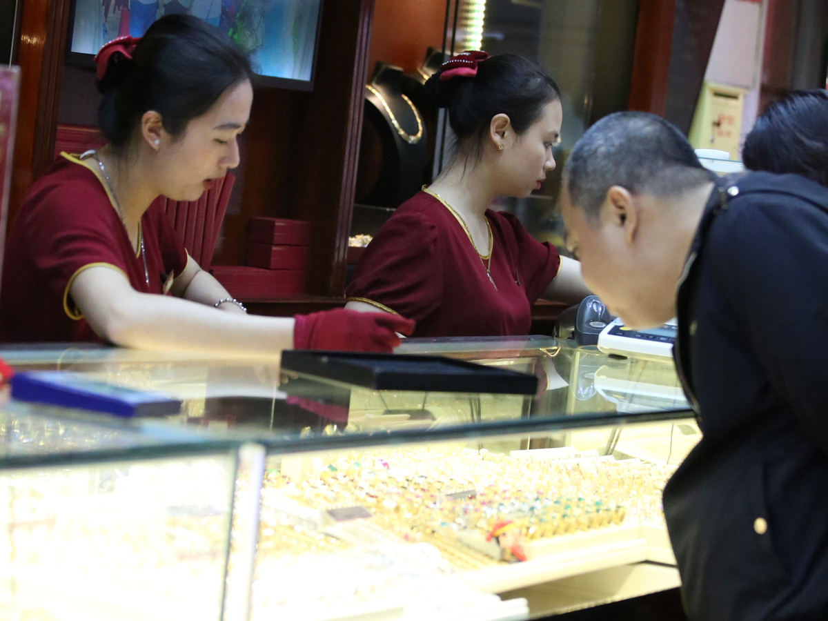 Người dân đổ tới các cửa hàng vàng trên con phố Trần Nhân Tông để mua sắm trong ngày vía Thần Tài.