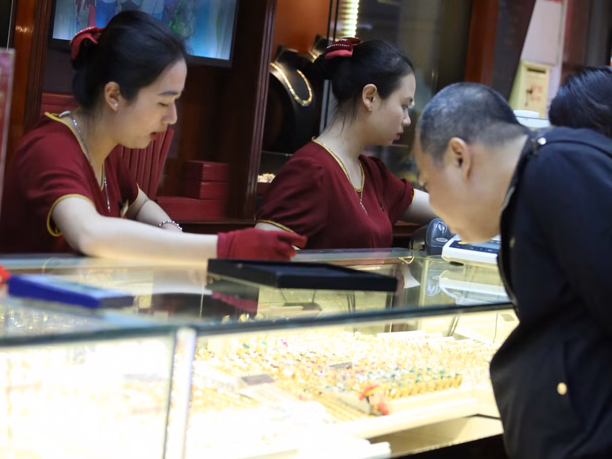 Người dân đổ tới các cửa hàng vàng trên con phố Trần Nhân Tông để mua sắm trong ngày vía Thần Tài.