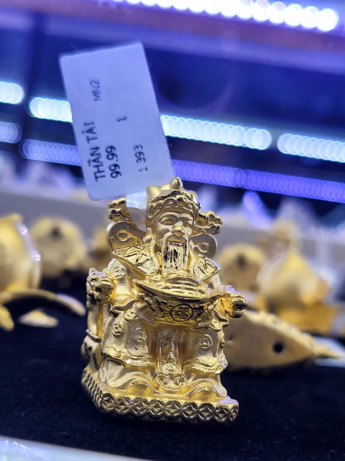 Cũng cầu mong cho gia đình khách may mắn mua vàng, giá vàng tăng hay giảm thì mình làm giàu cơ thì cần phải cân đối nhưng mang tính chất tâm linh người Việt Nam mình thì sẽ nặng về tâm linh nhiều hơn. Thứ hai nữa là mình mang tính chất tích lũy về tương lai cho con và tạo thói quen tốt cho con. Cho nên mình cũng không quan tâm nhiều đến việc tăng giá của thị trường". Chị Như Ý cho biết thêm.