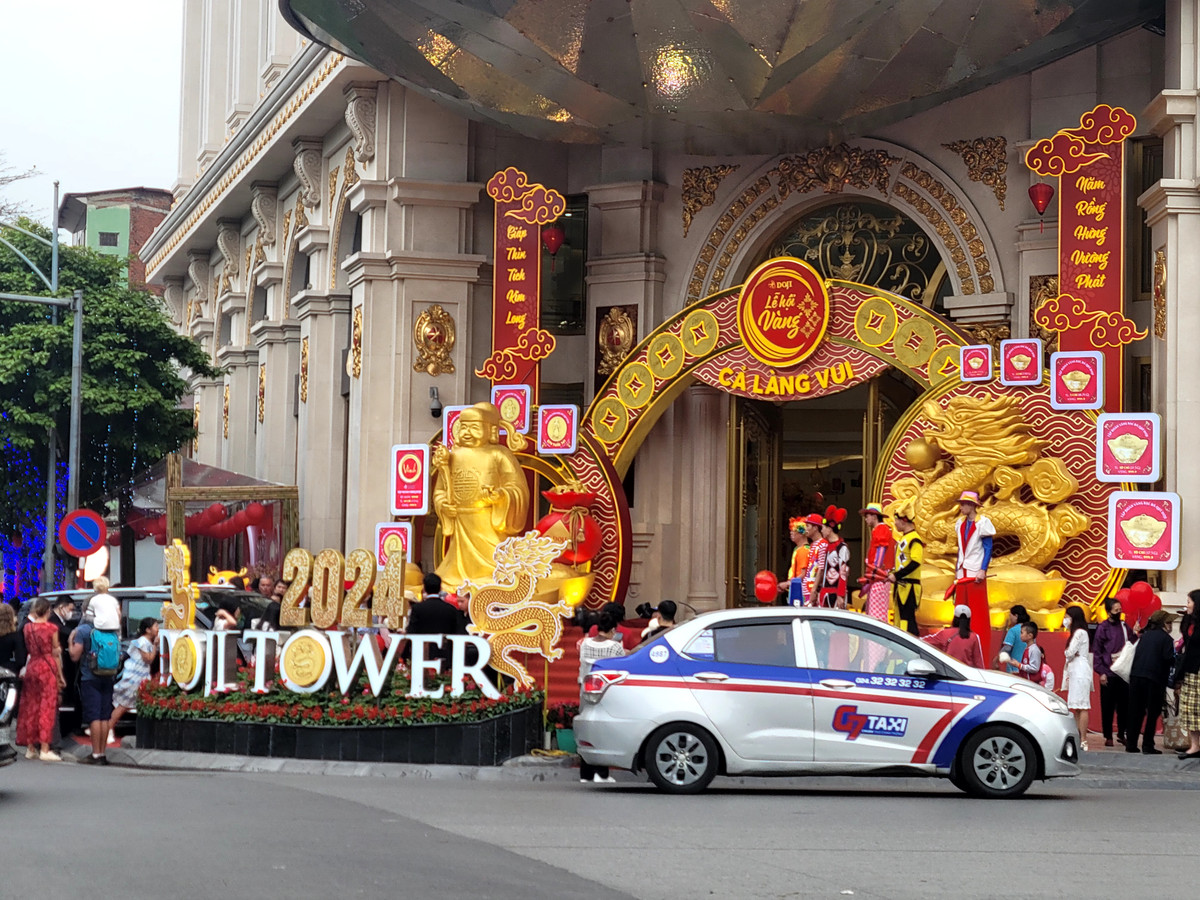 Còn tại hội sở của Doji trên phố Lê Duẩn, không khí lễ hội cho ngày vía Thần Tài cũng khá rộn ràng.