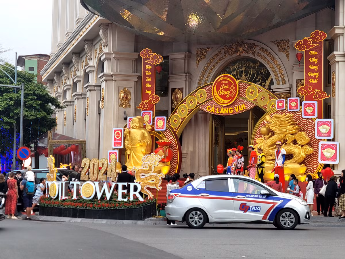 Còn tại hội sở của Doji trên phố Lê Duẩn, không khí lễ hội cho ngày vía Thần Tài cũng khá rộn ràng.