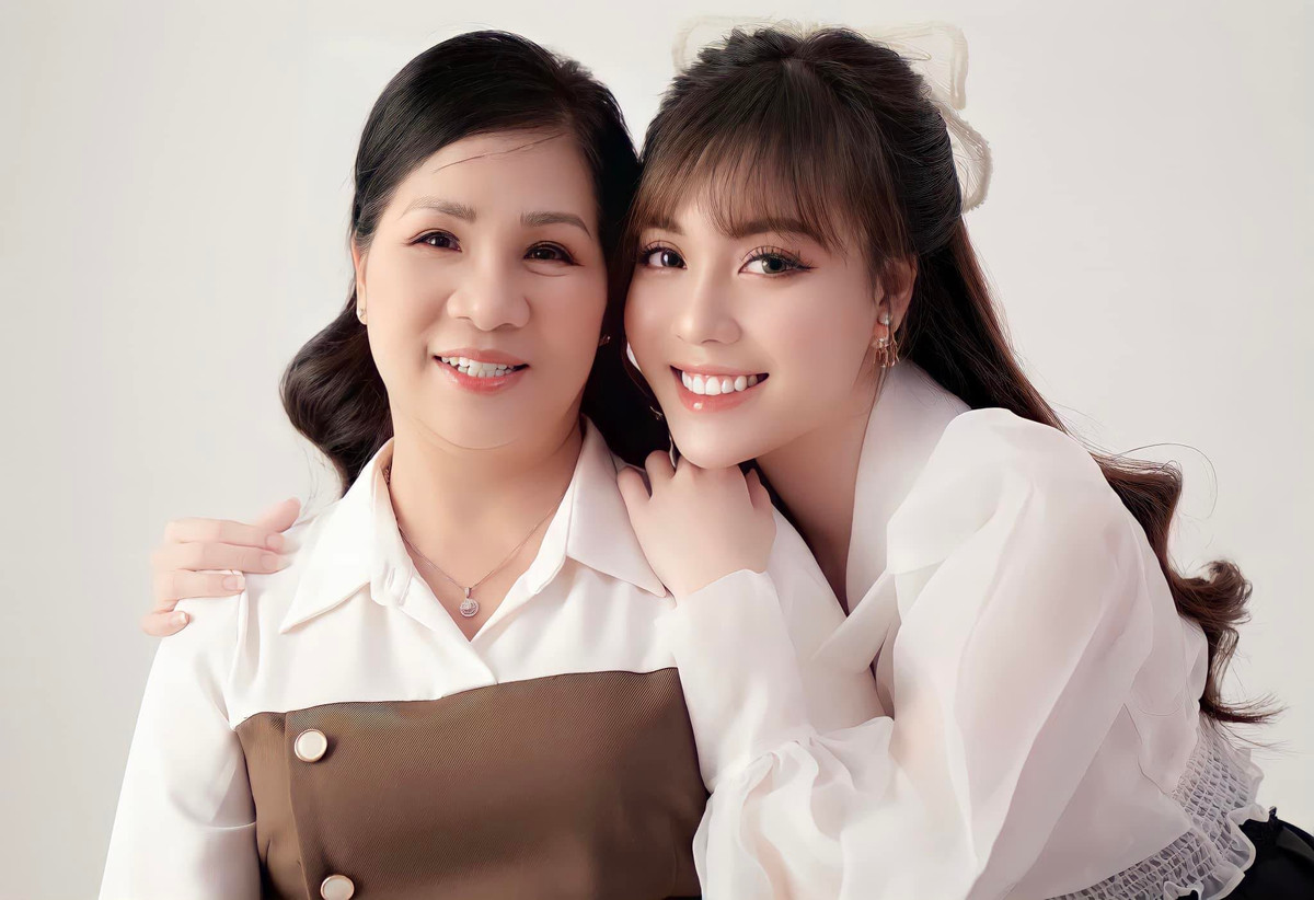 Trên trang cá nhân của mình, Âu Hà My cũng để ảnh bìa với mẹ đẻ.