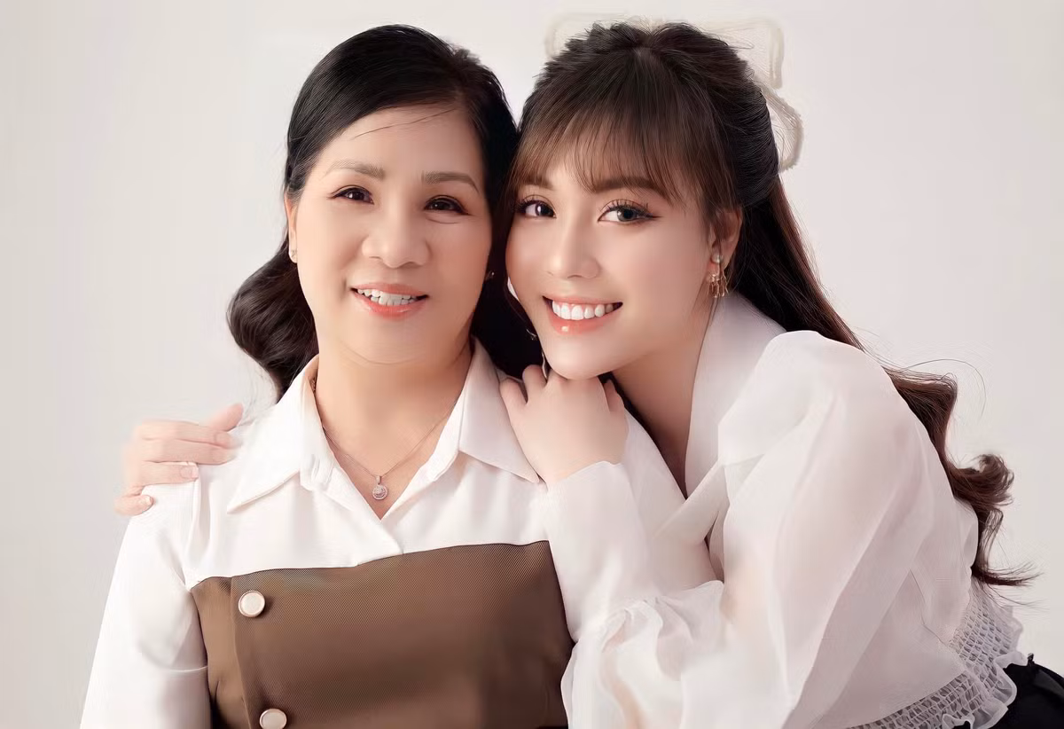 Trên trang cá nhân của mình, Âu Hà My cũng để ảnh bìa với mẹ đẻ.