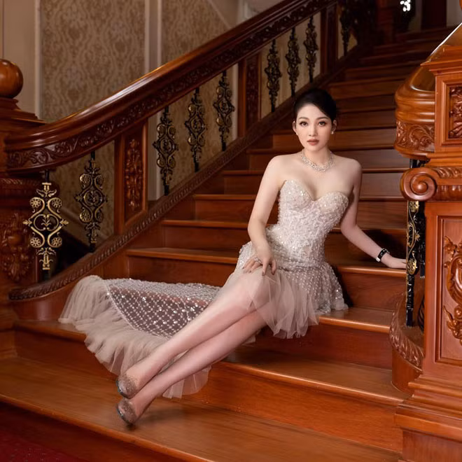 3 năm 2 lần sinh nở nhưng Thu Hương vẫn giữ được vẻ đẹp tươi trẻ đáng ngưỡng mộ. Trong thời kỳ bầu bí, cô nàng sở hữu nhan sắc “vạn người mê" và sau khi sinh, cô nhanh chóng lấy lại vóc dáng thon thả, dung nhan được nhận xét là “nhuận sắc” hơn trước nhờ có da có thịt.