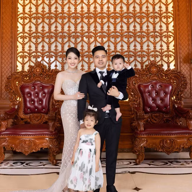 Càng gây chú ý hơn là nhan sắc của “cô dâu 200 cây vàng”. Sở hữu gương mặt khả ái, vóc dáng đẹp như người mẫu, vẻ ngoài kiều diễm của Thu Hương được ví như cô công chúa bước ra từ đời thực.