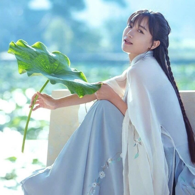 Cách đây chưa lâu, các fan trong nước lẫn quốc tế không khỏi ngỡ ngàng khi nghe tin Lý Tử Thất tạm dừng hoạt động kênh YouTube.