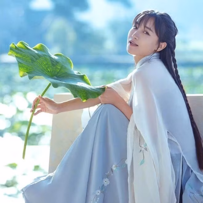 Cách đây chưa lâu, các fan trong nước lẫn quốc tế không khỏi ngỡ ngàng khi nghe tin Lý Tử Thất tạm dừng hoạt động kênh YouTube.