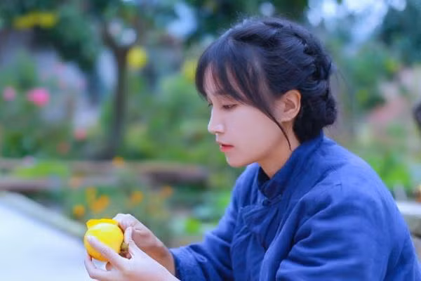 Kể từ khi bắt đầu đăng những video mộc mạc, dân dã về cuộc sống đồng quê của mình vào năm 2016, đến nay Lý Tử Thất đã trở thành một trong những ngôi sao mạng xã hội lớn nhất Trung Quốc, được gọi là “tiên nữ đồng quê” bởi vẻ đẹp thanh thuần dung dị.