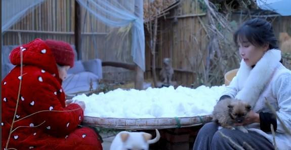 Clip của Lý Tử Thất đẹp như những thước phim điện ảnh với âm thanh sống động từ các dụng cụ nấu nướng va chạm lanh canh, tiếng gió thổi xào xạc, tiếng thiên nhiên nước chảy róc rách...