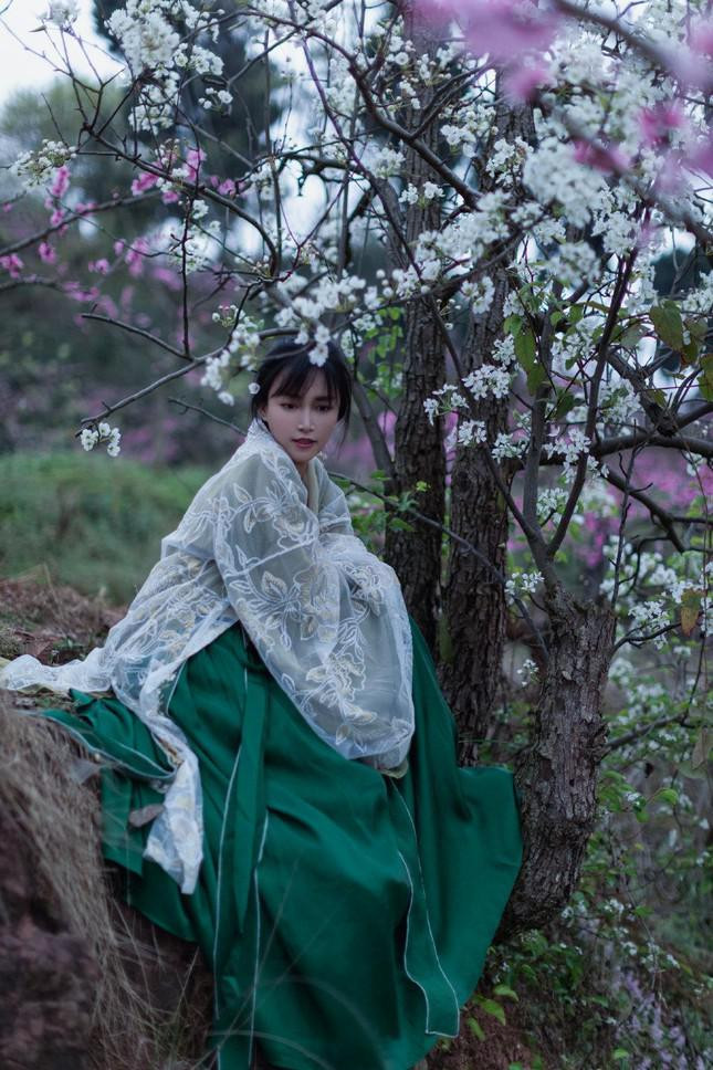 Trong bài phỏng vấn mới nhất, Lý Tử Thất chia sẻ mình vẫn duy trì nếp sống bình dị bên bà nội ở thôn quê. Cô không theo đuổi những món đồ xa xỉ do không có nhiều nhu cầu vật chất, vì vây vẫn chưa mua nhà mua xe mà để dành toàn bộ số tiền kiếm được để gửi tiết kiệm ngân hàng.