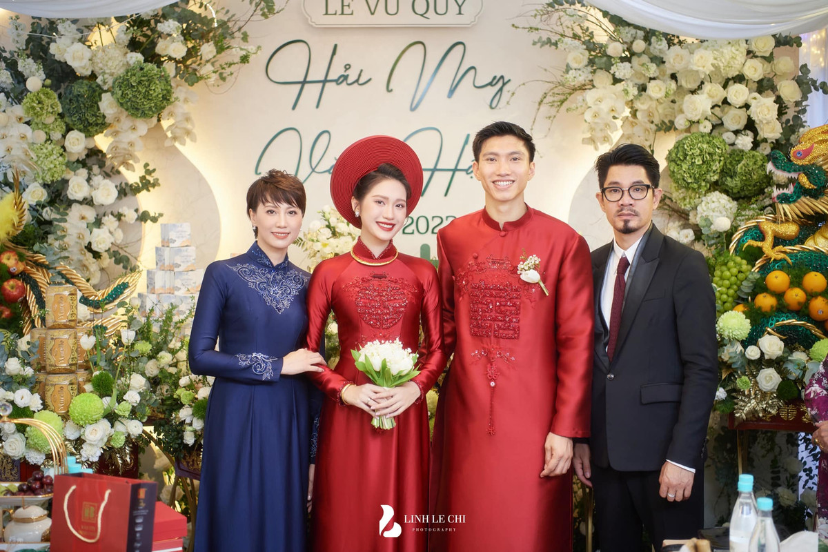 Doãn Hải My cho biết trước đó, khi hẹn hò, cặp đôi chỉ gặp nhau ở dưới nhà của nàng trên phố Trần Phú. Và sau tầm 15-20 phút, cô nàng sẽ bị bố mẹ gọi lên nhà.