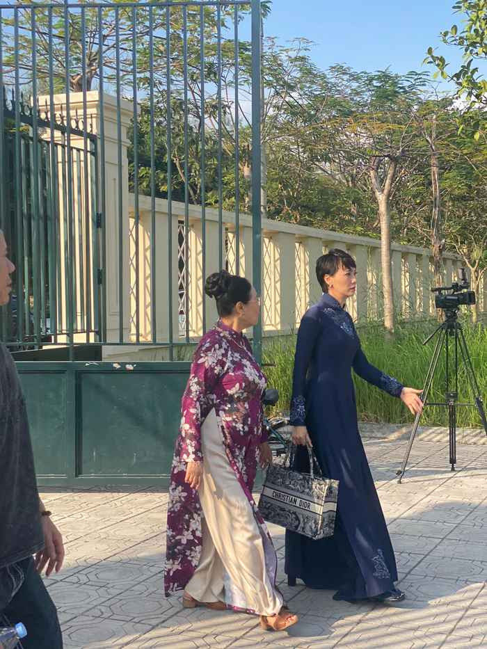 Sự nghiêm khắc của bố mẹ vợ Đoàn Văn Hậu được thể hiện qua việc phụ huynh không để con gái gặp bạn trai trước cửa nhà quá lâu.