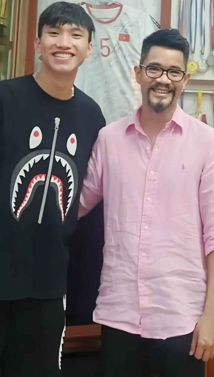 Đoàn Văn Hậu chụp ảnh chung với bố vợ là chú Sơn Break.