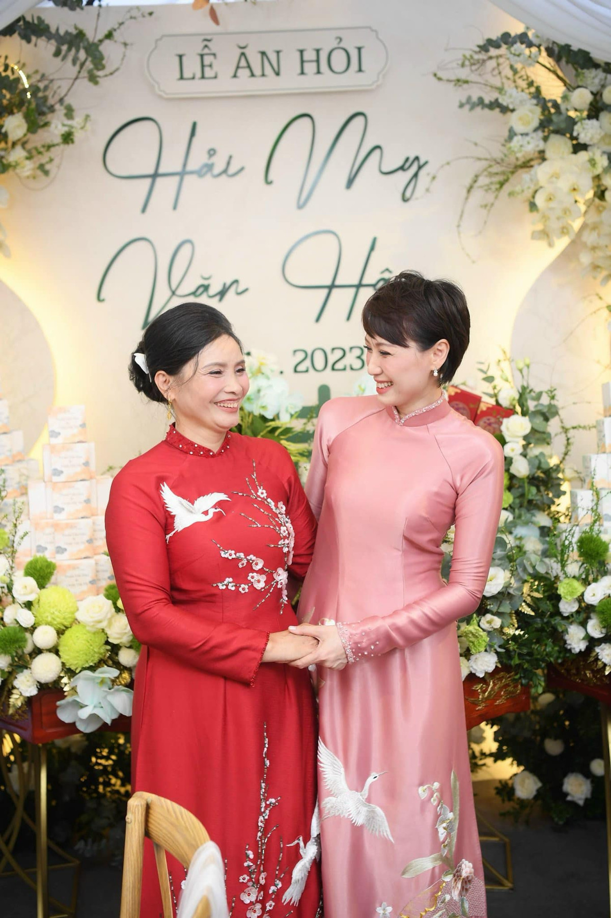 Nhưng ngày Hải My bị gãy chân, cô báo với Văn Hậu và anh chàng đã ngay lập tức chạy tới nhà bạn gái. Khi thấy người đẹp cùng bố mẹ bước xuống xe, nam cầu thủ đã xin phép mẹ của bạn gái được đỡ nàng lên nhà, đồng thời xin phép phụ huynh được lần đầu tiên bước chân vào nhà nàng.