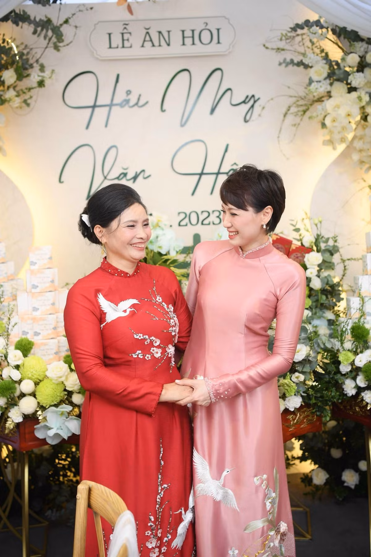 Nhưng ngày Hải My bị gãy chân, cô báo với Văn Hậu và anh chàng đã ngay lập tức chạy tới nhà bạn gái. Khi thấy người đẹp cùng bố mẹ bước xuống xe, nam cầu thủ đã xin phép mẹ của bạn gái được đỡ nàng lên nhà, đồng thời xin phép phụ huynh được lần đầu tiên bước chân vào nhà nàng.