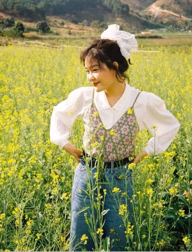 Không chỉ sở hữu chiều cao 1m65 và gu ăn mặc cực bắt mắt, Bách Liên còn có gương mặt sắc nét, mũi cao và nụ cười rạng rỡ.