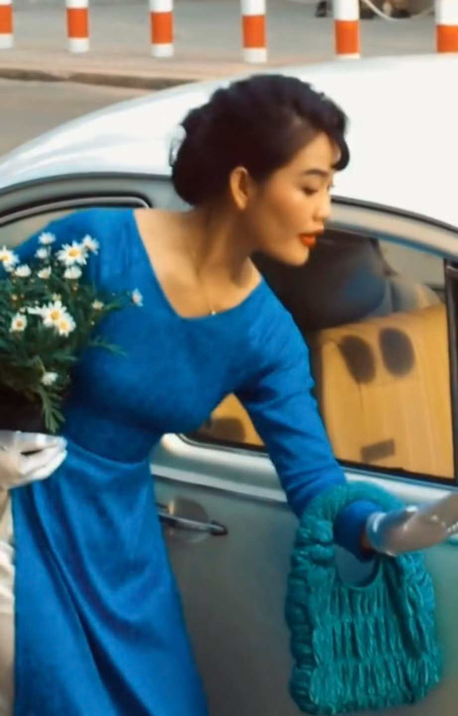 Năm 2020, cô nàng sinh năm 1997 này từng gây sốt cư dân mạng khi đăng tải những khoảnh khắc khí chất tựa minh tinh Hong Kong như Lý Gia Hân, Ôn Bích Hà,...