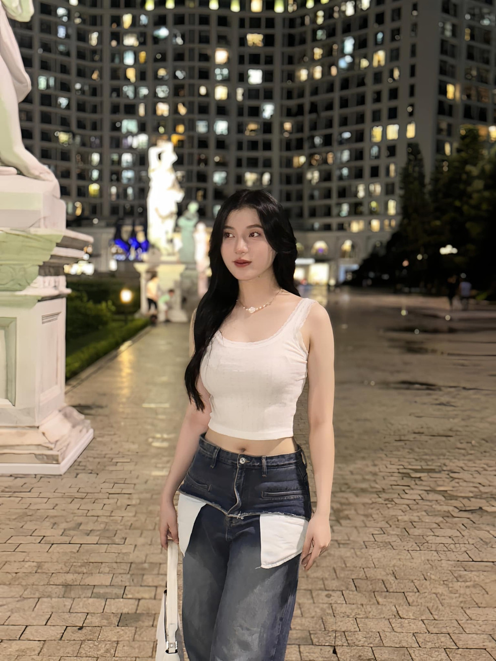 Hình ảnh được cắt trên sóng truyền hình sau đó lan truyền trên khắp các trang mạng xã hội. Và danh tính cô nàng được cameraman quay trúng trong trận tuyển Việt Nam đấu Iraq trên SVĐ Mỹ Đình hôm đó là Lăng Thuỳ Linh (SN 2004), đến từ Quảng Ninh.