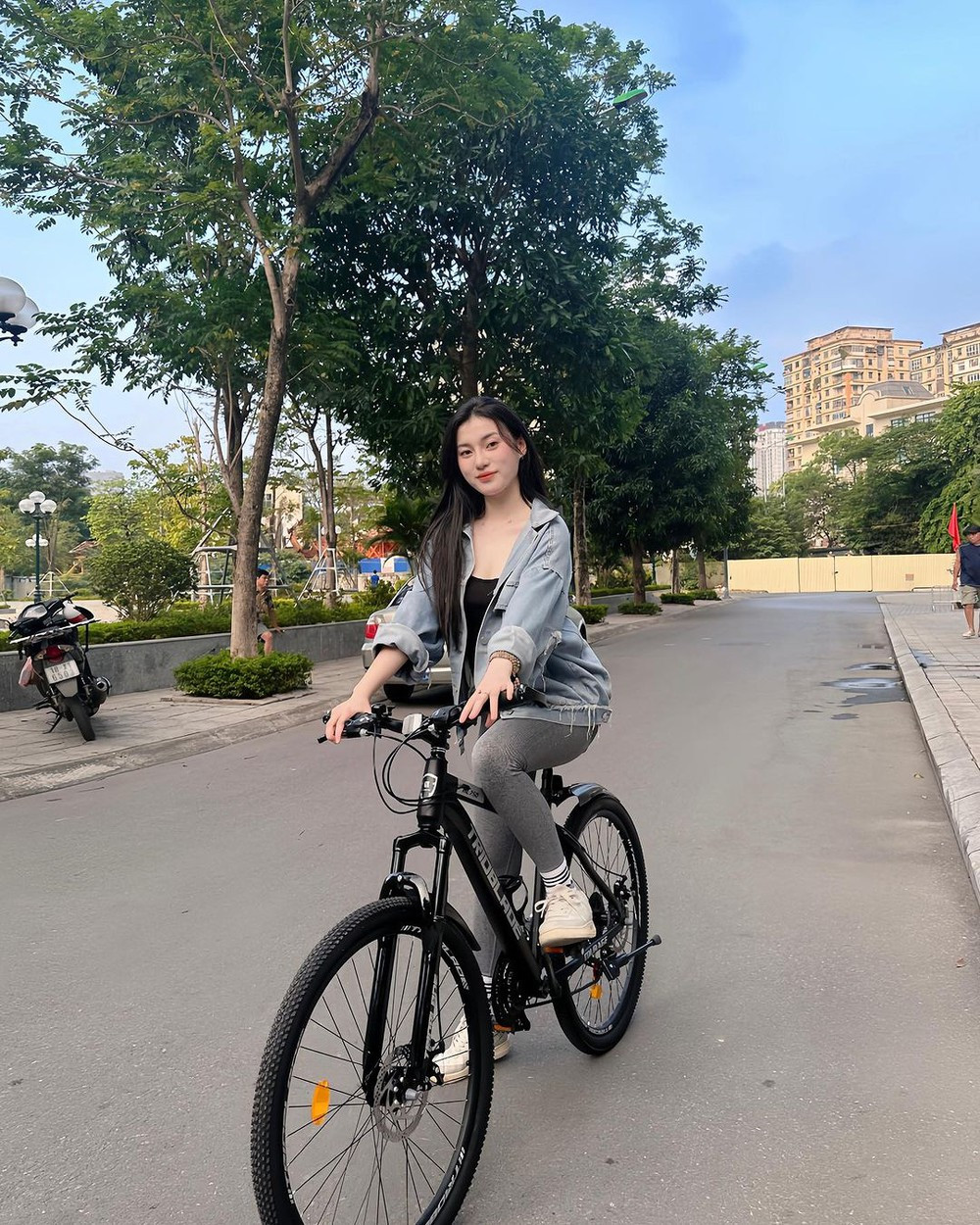 "Em thấy khá bất ngờ, sau khi kết thúc hiệp 1 mở điện thoại ra xem thấy mọi người tag vào các bài viết em mới biết. Lúc xem ảnh, em không nhớ lúc đó mình đang làm gì nữa. Tới khi về lướt Tiktok thì thấy đoạn video ngắn khoảng hơn 10 giây của mình thì mới nhớ lúc đó chỉ là hành động vô tư của em thôi, em cũng không nghĩ gì nhiều", Thùy Linh bộc bạch.