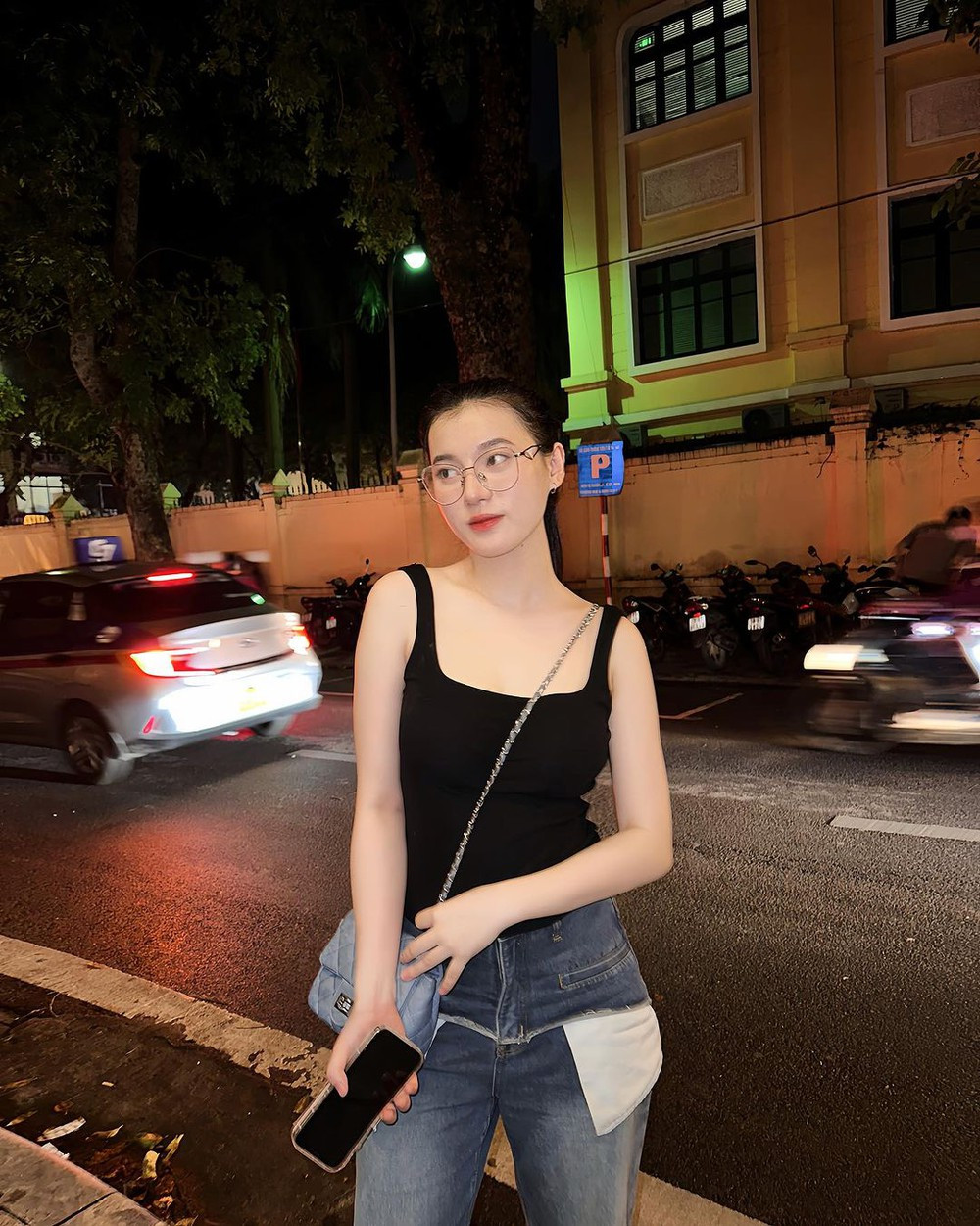 Với gu ăn mặc thời trang ấn tượng, vóc dáng cao ráo, mỗi bức hình của Thuỳ Linh nhận được hàng trăm lượt like và bình luận.